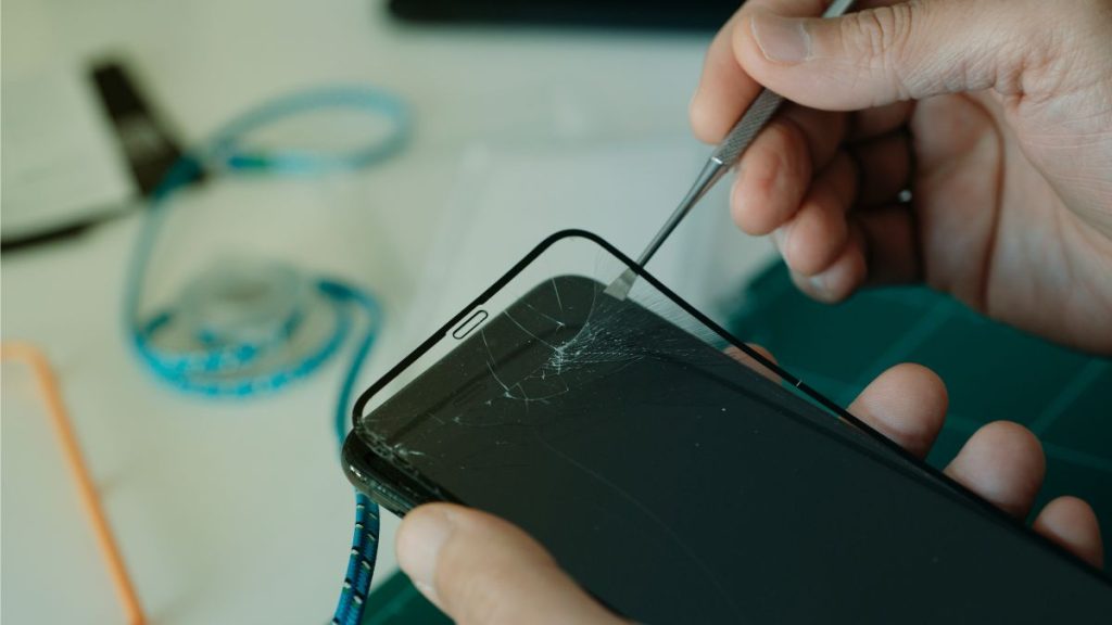 Cách tháo kính cường lực điện thoại