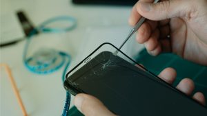 Cách tháo kính cường lực điện thoại đúng cách, dễ thực hiện