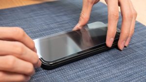 cách dán kính cường lực cho điện thoại
