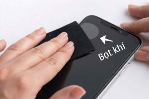 Cách làm sạch kính cường lực điện thoại