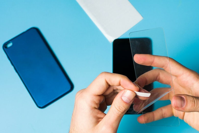 Cách làm sạch kính cường lực điện thoại đúng cách, hiệu quả 1 Cách làm sạch kính cường lực điện thoại