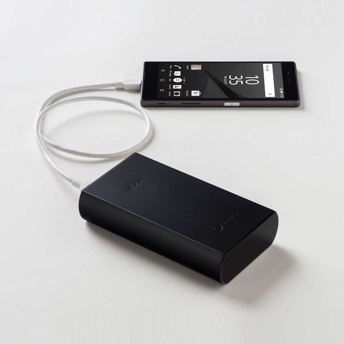 Pin Dự Phòng – Giải Pháp Sạc Nhanh Cho Người Hay Di Chuyển 3 sạc dự phòng Sony đang sạc điện thoại, dung lượng lớn, sạc nhanh ổn định